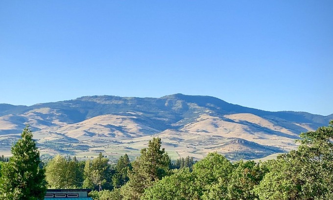 Ashland House | Secluded Treetop Feeling, Spectacular Views! 3 Miles to Downtown Ashland