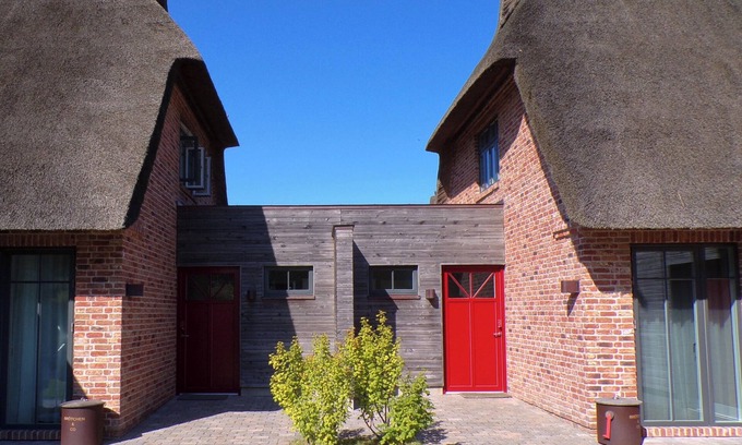 Nieby House | Seegras, das Reetdach Doppelhaus für 4-5 Personen mit Schönem Birkblick