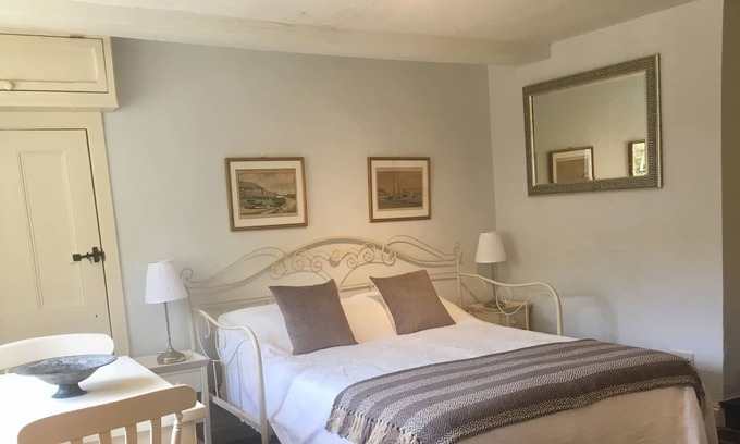 Chillington Apartment | Self contained studio, Stancombe Manor Estate, shared facilities, indoor pool