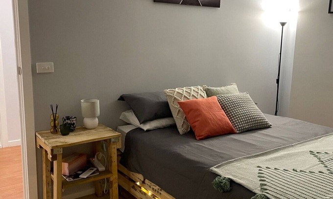 Swan Hill House | Self contained studio boasts a clean homely feeling, fully self contained.