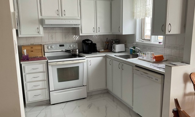 Fabreville House | Semi-detached family home near many attractions