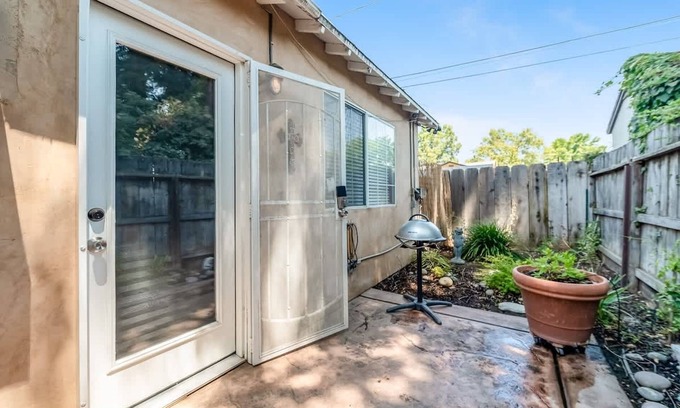 Visalia Apartment | Sequoia Parks Coast Wineries Skiing All Day Trips