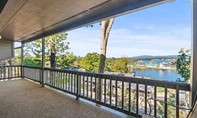 Lake Hamilton Condo | Serene 2BR Lake Condo With resort Amenities