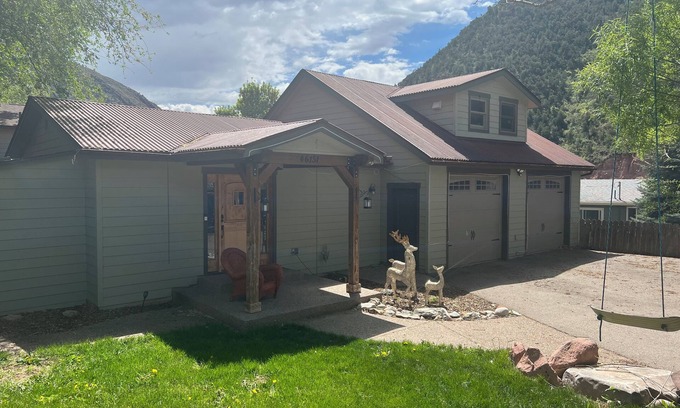 Glenwood Springs House | Serene 4-bedroom house with WiFi just outside Glenwood Springs
