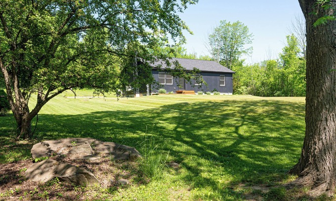 Gardiner House | Serene Mid-Mod Ranch on 2 Acres in Gardiner