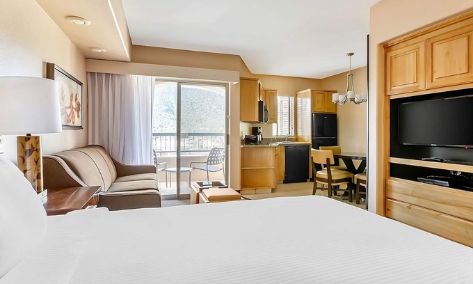 Oak Creek Hotel | Serene Retreat in the Heart of Sedona! Full Kitchen, Outdoor Pool, Free Parking!