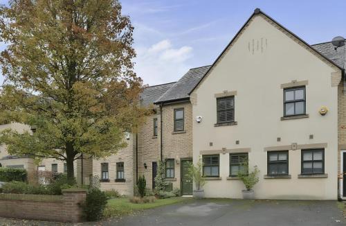 Rusholme House | Serene Retreat Sleeps 6 with Garden