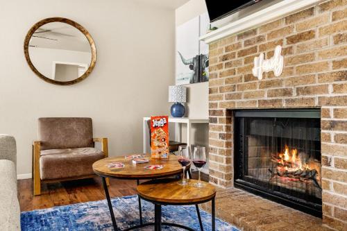 South Congress Apartment | Serene SoCo Escape, Walk to Cafes and Free Parking