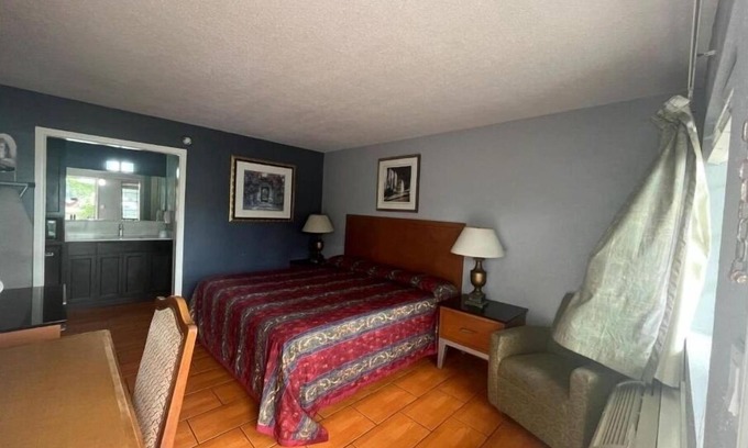 Brownsville Hotel | Serene Unit w/Free Parking + Pool Close to Zoo & Sunrise Mall