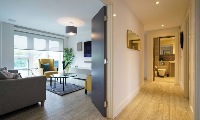 London Borough of Hounslow Apartment | Serenity by the Water 3 bedroom London