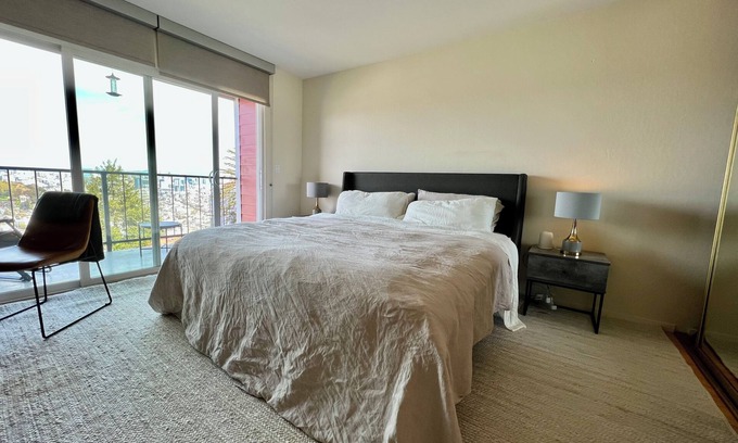 Eureka Valley Apartment | SF · SF · Breathtaking SF Views: Twin Peaks 2-Level Apt