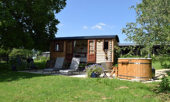 Stroud Cabin | Shephards Hut with Hot Tub in the Cotswolds