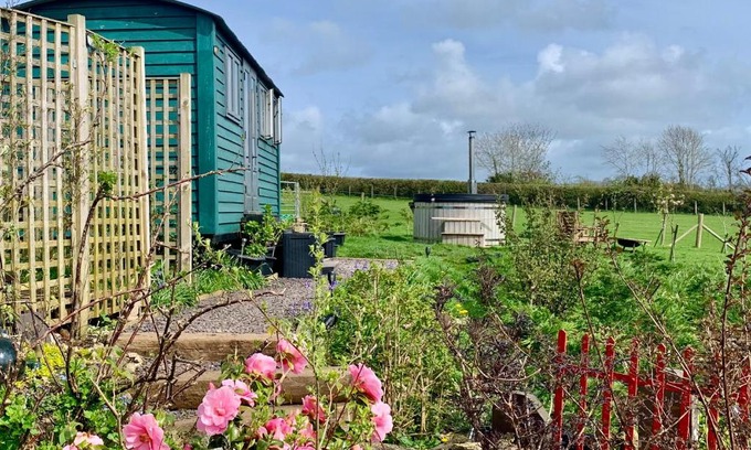 Llanfairpwllgwyngyll House | Shepherds Hut with Hot Tub North Wales Anglesey