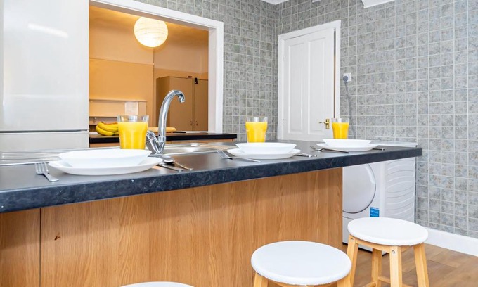 Southampton House | Shirley House 4, Guest House, Fully Equipped Kitchen with Fridge, Washer, Dryer, Self Catering, Self Check in, Great for Contractors, 5 min to BAT, 20 min to Fawley Refinery, close to Southampton Central, Ideal for Longer Stays