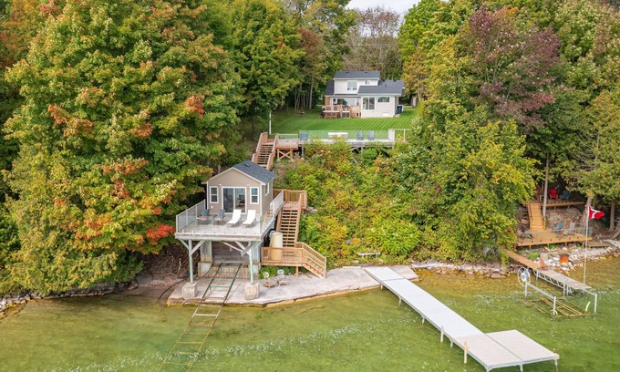 Oro-Medonte House | Shoreline city escape property steps from Lake Simcoe- w. boathouse and hot tub!
