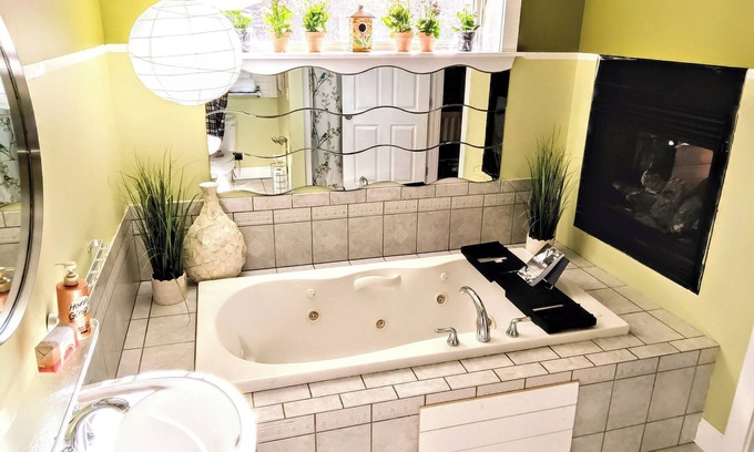 Niantic House | Shoreline home a mile from the beach fun for all seasons.