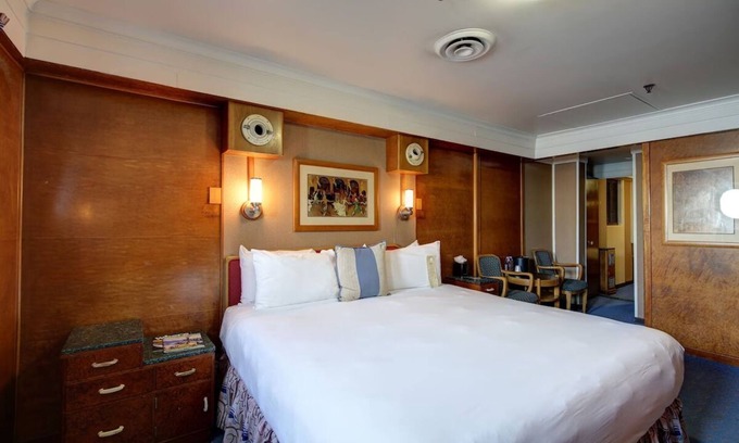 Harbor Hotel | Short Drive to Long Beach Airport and Cabrillo Aquarium! Pets are Allowed Here