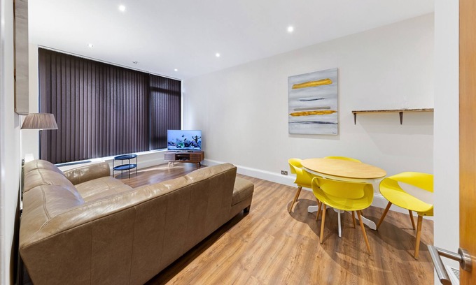 Barking Apartment | Shortlet Express, Stunning 3 bedroom apartment by Barking station
