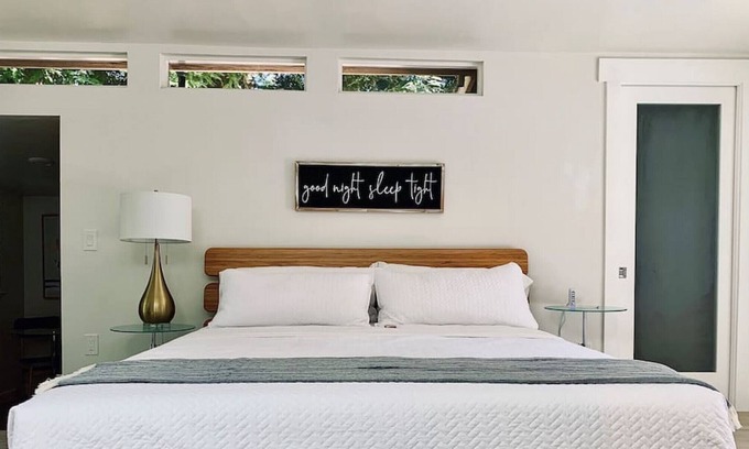 Carmichael House | Shurwin Suite 4 · Carmichael Sacramento : Peaceful Modern Cottage