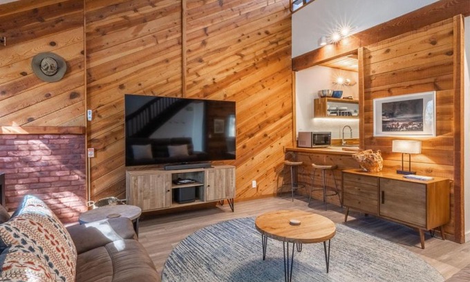 June Lake Apartment | Sierra Suns 6