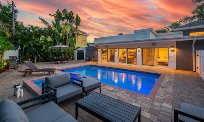 Siesta Key House | Siesta Moorings, Luxury Home, Private Pool, Steps to Beach