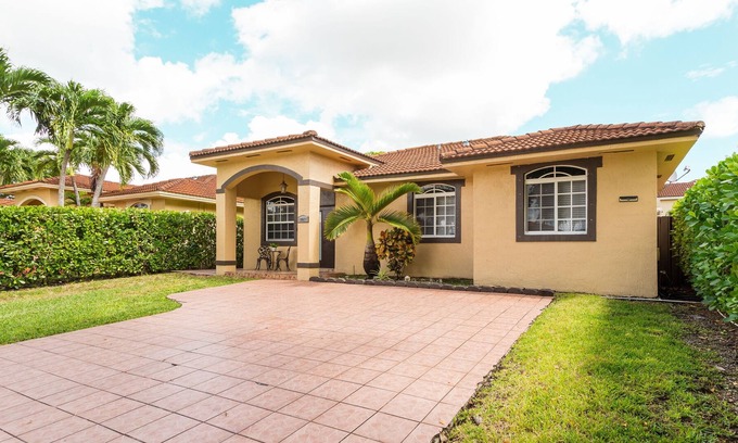 Richmond West House | Single family home near Zoo Miami