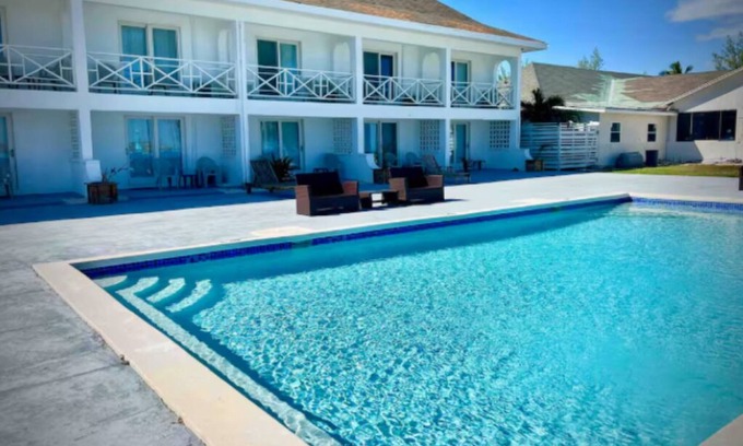 Calvin Hill Resort | Single King Suite at Exuma Palms Resort - Dolphin