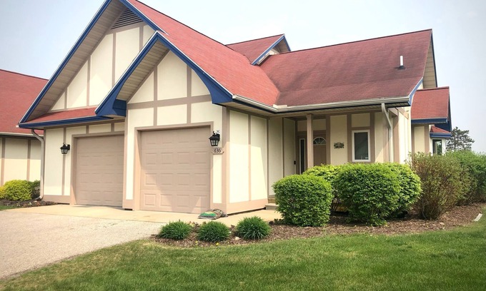 Gaylord Condo | Ski & Golf Getaway: Cozy Log-Style Condo