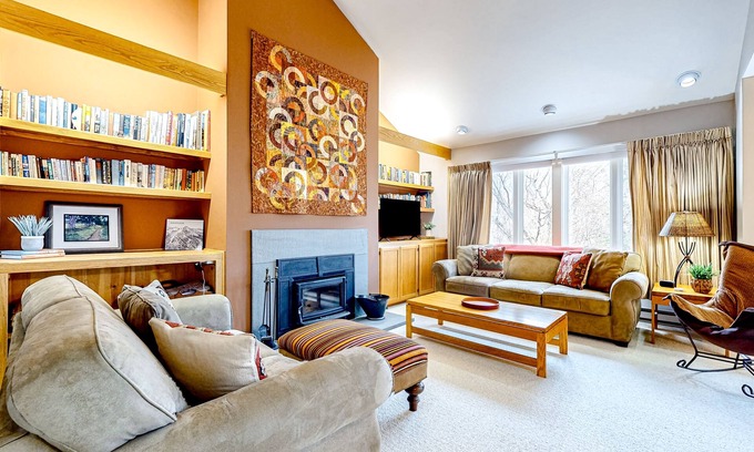 Warren Condo | Ski-in/out condo steps from the lifts/village with fireplace & mountain views