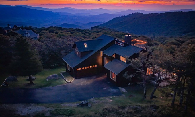 Banner Elk Ski Chalet | Ski In/Out Sauna Hot Tub Arcade Après Bar Views!