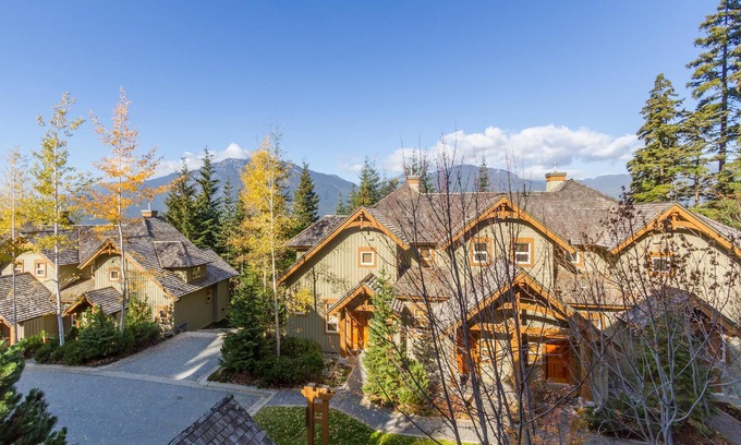 Blackcomb House | Ski in Ski out Minutes From Village, Private Hot Tub Sleeps 6 Free Shuttle