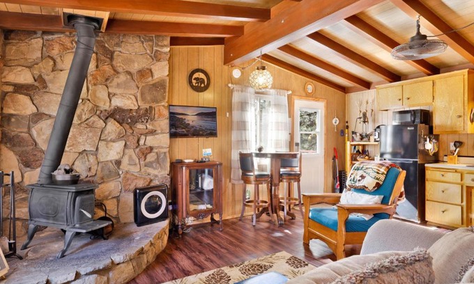 Big Bear Lake Ski Chalet | Ski View Chalet by Big Bear Vacations Central Moonridge Hillside Retreat