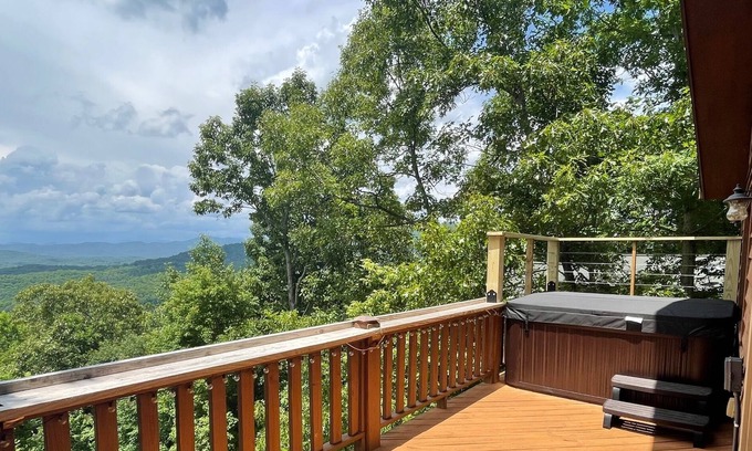Upper Peachtree Ski Chalet | Sky High - beautiful long range mountain views!