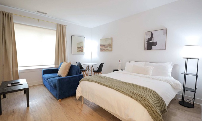 Downtown Apartment | Skyline Luxe Haven Studio - Easy Access to NYC