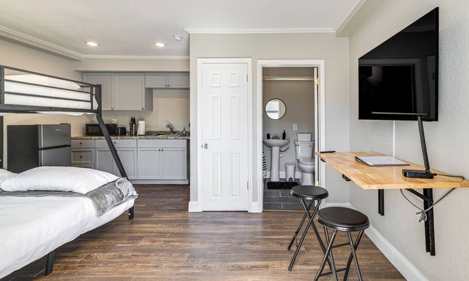 Homosassa Apartment | Sleek Studio Bunk 2 Mi to Chassahowitzka River!