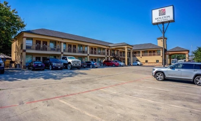 Moulton Hotel | Sleek Unit Near Kloesel’s With Breakfast And Pet Friendly Options