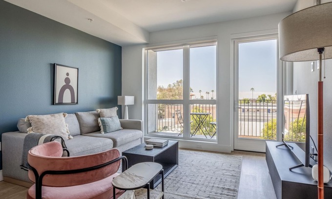 University Heights Apartment | Sleek University Heights 1BR w/Spa & Pool, nr Shops, by Blueground