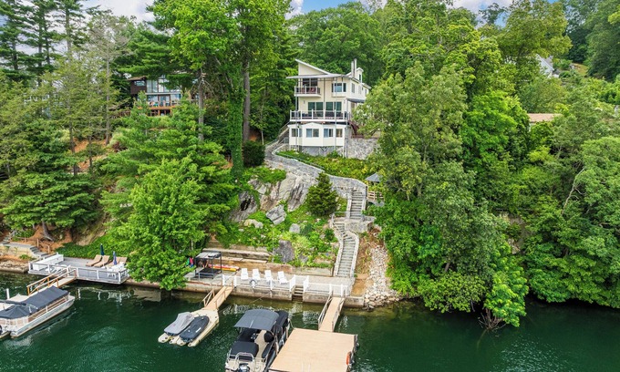 Danbury House | Sleeps 10 - Private Dock, Sauna, Outdoor Dining