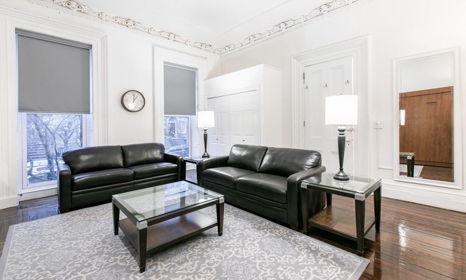 Historic Downtown House | Sleeps 12 - 3 Bedroom - 2 Bath - 6 Beds - BBQ - Yard - Just 7 minutes to NYC tera