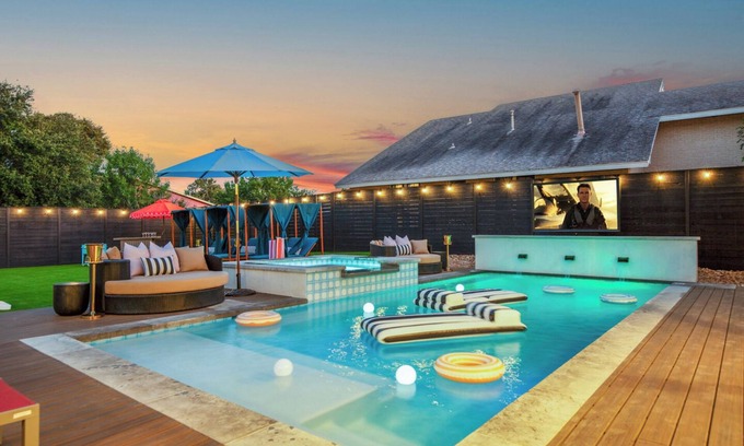 Riverside House | Sleeps 14 + heated Pool + Spa + Cabanas + Speakeasy + 5 minutes to downtown