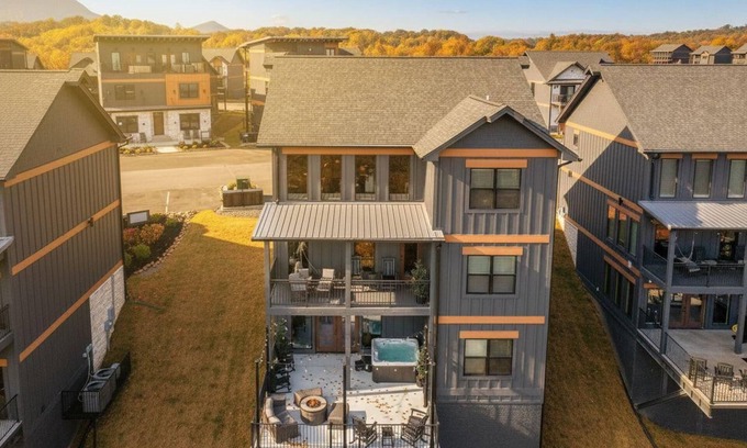 Sevierville Ski Chalet | Sleeps 18 | Heated Pool | Hot Tub | Mountain Views