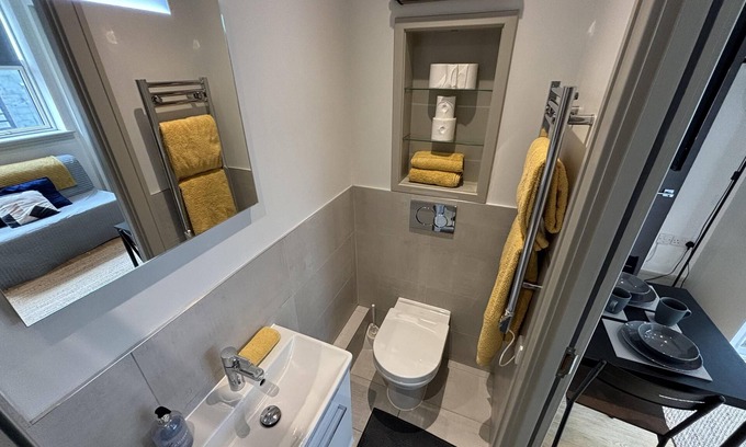 Broad Green Apartment | Sleeps 2 Studio -Central Croydon London -WiFi & Tv