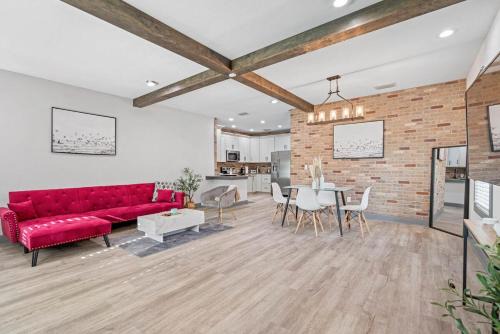 Ybor City House | Sleeps 20! Luxe 6 BDRM 4 BTH Duplex - Downtown TPA