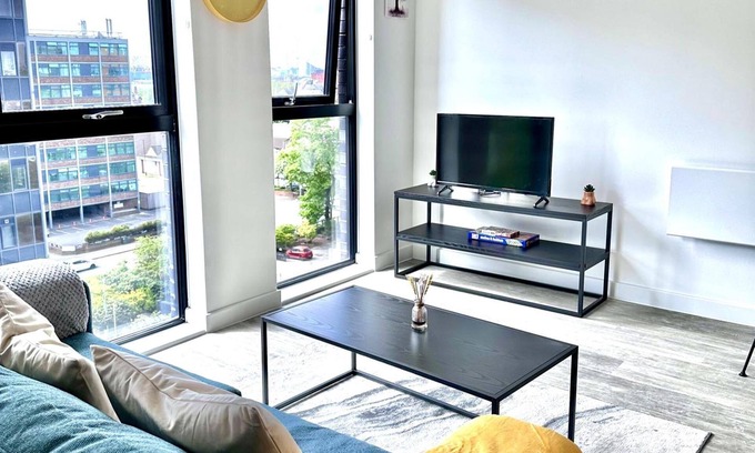 Old Trafford Apartment | Sleeps 4 Central Ensuite - Cityview & Parking