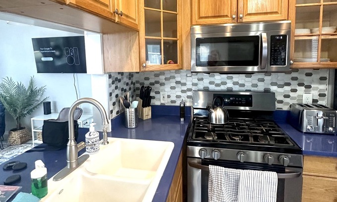 Historic Uptown Cottage | Sleeps 8, King Bed, 2 Full Beds, 2 50' HDTVs, 5min walk downtown , 10min beach