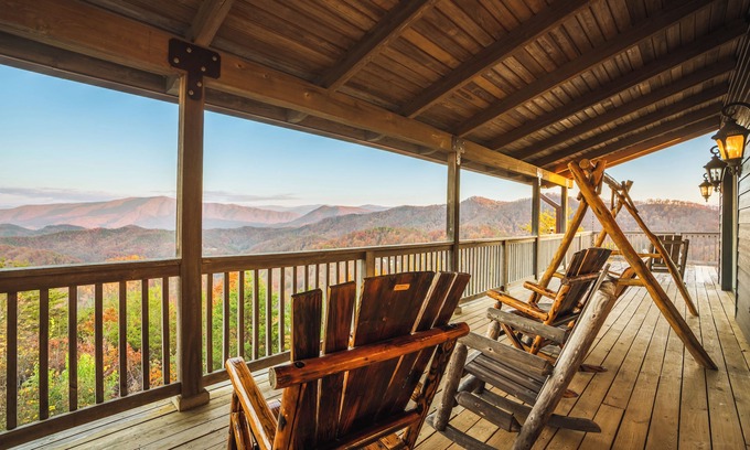 Gatlinburg - Pigeon Forge Ski Chalet | Smoky Mountain Summit, Amazing Mountain Views, $685 FREE tickets each paid day!