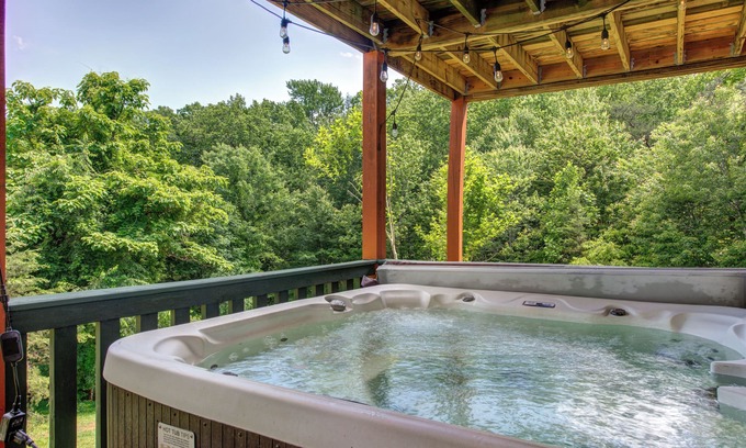 Gatlinburg - Pigeon Forge Cabin | Smoky's Bliss