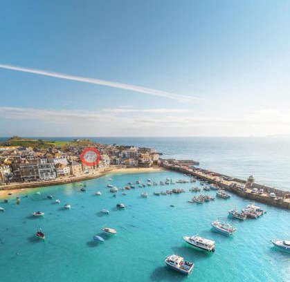 St Ives Apartment | SMUGGLERS HIDE or SMUGGLERS CABIN - EITHER a 2 Bedroom FISHERMANS COTTAGE with Childs Bunk and HARBOUR VIEWS - OR a private entrance 1 BED STUDIO - 10 Metres To Sea Front - Book Both for a 3 Bedroom House - 2023 GLOBAL REFURBISHMENT AWARD WINNER
