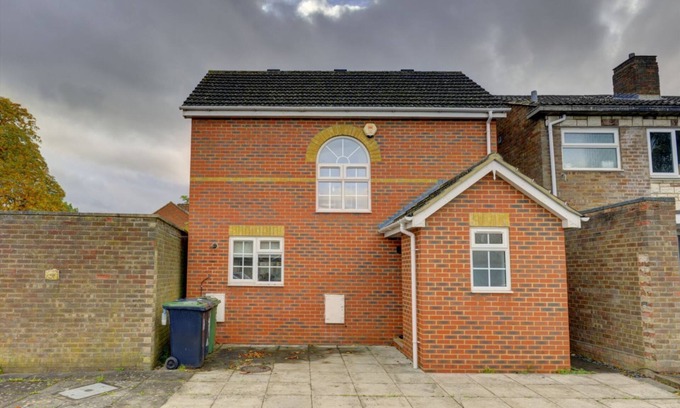 Lower Shelton Other | Snagge Court | A Calm Detached 2BR House I Parking & Garden | Pet Friendly | eco-Short Term Let by SILVA