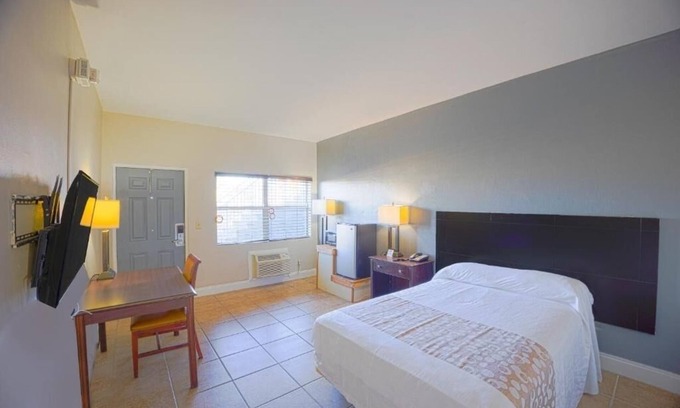 Le Barons Of Titusville Hotel | Soak In Renovated Unit Near Singleton Courts With Free Parking
